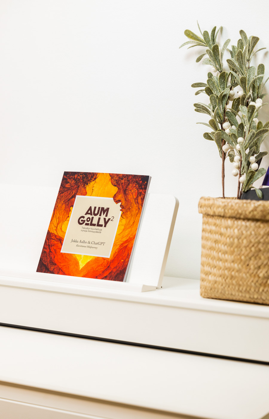 Aum Golly 2 pokkari pöydällä